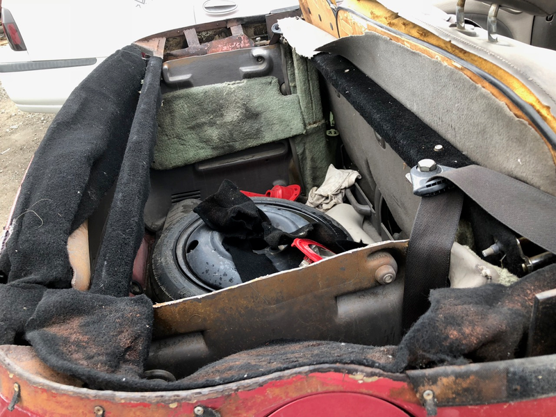 Illustration for article titled This Junkyard PT Cruiser Landaulet Proves Some Battles Can't Be Won